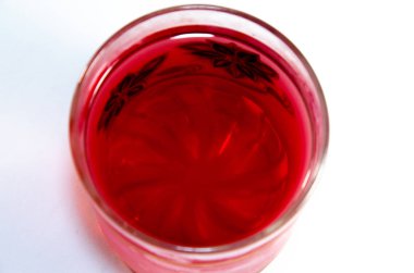 Bir cam açık ve koyu arka plan üzerinde parlak kırmızı jöle