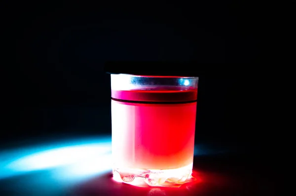 Geleia Vermelha Brilhante Copo Fundo Claro Escuro — Fotografia de Stock
