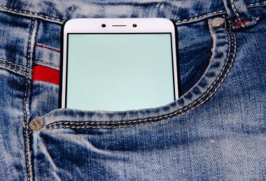 Kot pantolon cebinde beyaz smartphone
