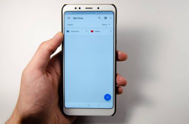 Nisan, 2019. Kramatorsk, Ukrayna. Mobil uygulama Google Disk sürücüsü elinde beyaz bir smartphone