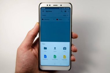 Nisan, 2019. Kramatorsk, Ukrayna. Mobil uygulama Google Disk sürücüsü elinde beyaz bir smartphone