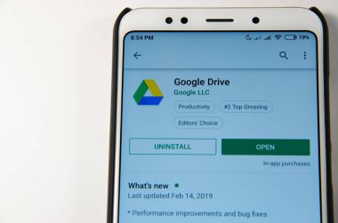Nisan, 2019. Kramatorsk, Ukrayna. Mobil uygulama Google Disk sürücüsü elinde beyaz bir smartphone