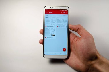 Nisan, 2019. Kramatorsk, Ukrayna. Mobil uygulama Google Disk sürücüsü elinde beyaz bir smartphone