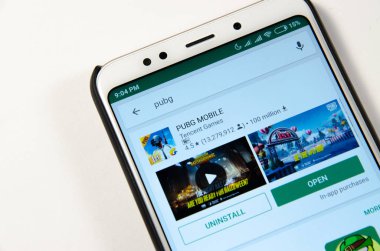 Nisan, 2019. Kramatorsk, Ukrayna. Elinde beyaz bir Smartphone oyun Pubg G mobil oyun