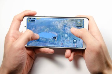Nisan, 2019. Kramatorsk, Ukrayna. Elinde beyaz bir Smartphone oyun Pubg G mobil oyun