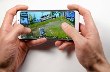 Nisan, 2019. Kramatorsk, Ukrayna. Elinde beyaz bir Smartphone oyun Pubg G mobil oyun