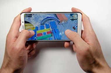Nisan, 2019. Kramatorsk, Ukrayna. Elinde beyaz bir Smartphone oyun Pubg G mobil oyun