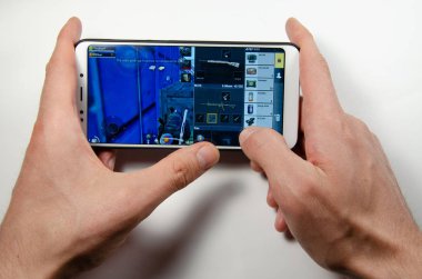 Nisan, 2019. Kramatorsk, Ukrayna. Elinde beyaz bir Smartphone oyun Pubg G mobil oyun