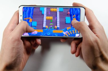 Nisan, 2019. Kramatorsk, Ukrayna. Kavga yıldız oyun elinde beyaz bir smartphone üzerinde