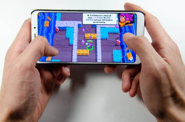 Nisan, 2019. Kramatorsk, Ukrayna. Kavga yıldız oyun elinde beyaz bir smartphone üzerinde