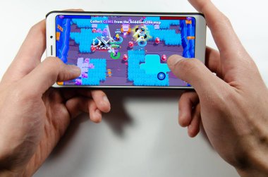 Nisan, 2019. Kramatorsk, Ukrayna. Kavga yıldız oyun elinde beyaz bir smartphone üzerinde