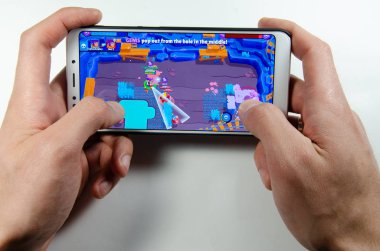 Nisan, 2019. Kramatorsk, Ukrayna. Kavga yıldız oyun elinde beyaz bir smartphone üzerinde
