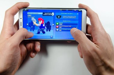 Nisan, 2019. Kramatorsk, Ukrayna. Kavga yıldız oyun elinde beyaz bir smartphone üzerinde