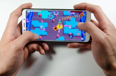 Nisan, 2019. Kramatorsk, Ukrayna. Kavga yıldız oyun elinde beyaz bir smartphone üzerinde