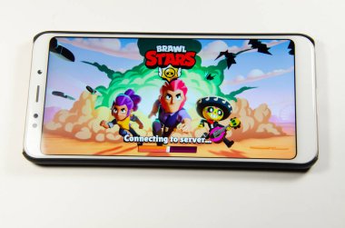 Nisan, 2019. Kramatorsk, Ukrayna. Kavga yıldız oyun elinde beyaz bir smartphone üzerinde