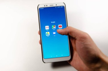 Nisan, 2019. Kramatorsk, Ukrayna. Elinde beyaz bir akıllı telefon uygulama Google Duo