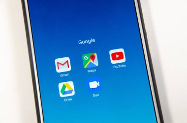 Nisan, 2019. Kramatorsk, Ukrayna. Mobil uygulama Google Disk sürücüsü elinde beyaz bir smartphone