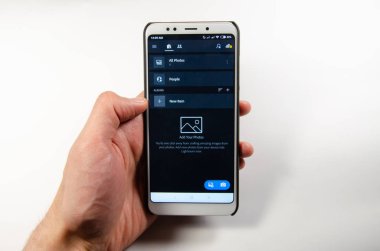 Nisan, 2019. Kramatorsk, Ukrayna. Mobil uygulama Lightroom elinde beyaz bir akıllı telefon