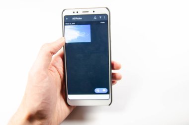 Nisan, 2019. Kramatorsk, Ukrayna. Mobil uygulama Lightroom elinde beyaz bir akıllı telefon