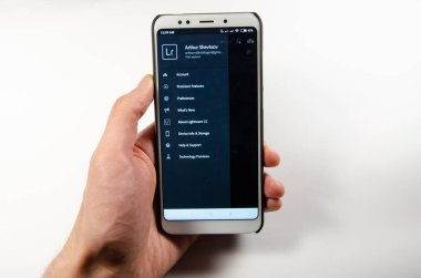 Nisan, 2019. Kramatorsk, Ukrayna. Mobil uygulama Lightroom elinde beyaz bir akıllı telefon