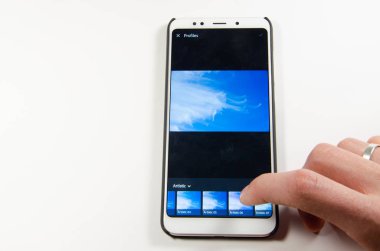 Nisan, 2019. Kramatorsk, Ukrayna. Mobil uygulama Lightroom elinde beyaz bir akıllı telefon