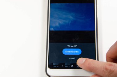 Nisan, 2019. Kramatorsk, Ukrayna. Mobil uygulama Lightroom elinde beyaz bir akıllı telefon