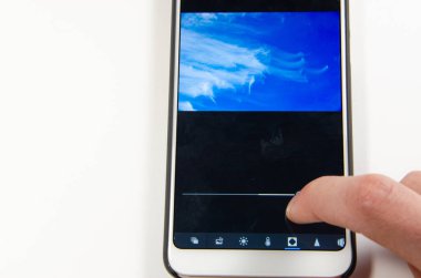 Nisan, 2019. Kramatorsk, Ukrayna. Mobil uygulama Lightroom elinde beyaz bir akıllı telefon