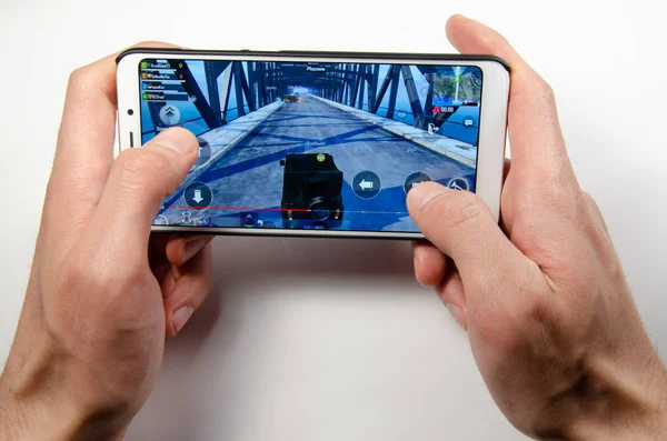 Nisan, 2019. Kramatorsk, Ukrayna. Elinde beyaz bir Smartphone oyun Pubg G mobil oyun