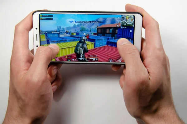 Nisan, 2019. Kramatorsk, Ukrayna. Elinde beyaz bir Smartphone oyun Pubg G mobil oyun