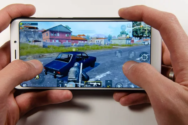 Nisan, 2019. Kramatorsk, Ukrayna. Elinde beyaz bir Smartphone oyun Pubg G mobil oyun