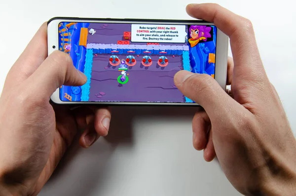 Nisan, 2019. Kramatorsk, Ukrayna. Kavga yıldız oyun elinde beyaz bir smartphone üzerinde