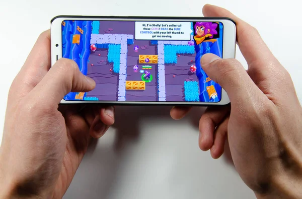 Nisan, 2019. Kramatorsk, Ukrayna. Kavga yıldız oyun elinde beyaz bir smartphone üzerinde