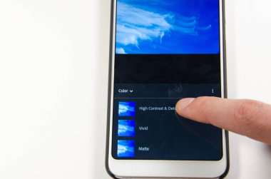 Nisan, 2019. Kramatorsk, Ukrayna. Mobil uygulama Lightroom elinde beyaz bir akıllı telefon