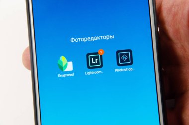 Nisan, 2019. Kramatorsk, Ukrayna. Mobil uygulama Lightroom elinde beyaz bir akıllı telefon