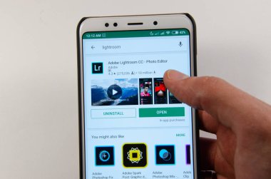 Nisan, 2019. Kramatorsk, Ukrayna. Mobil uygulama Lightroom elinde beyaz bir akıllı telefon