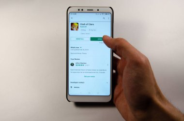 Nisan, 2019. Kramatorsk, Ukrayna. Klan oyun elinde beyaz bir smartphone üzerinde çatışması