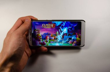 Nisan, 2019. Kramatorsk, Ukrayna. Klan oyun elinde beyaz bir smartphone üzerinde çatışması