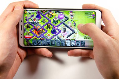 Nisan, 2019. Kramatorsk, Ukrayna. Klan oyun elinde beyaz bir smartphone üzerinde çatışması