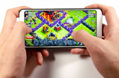 Nisan, 2019. Kramatorsk, Ukrayna. Klan oyun elinde beyaz bir smartphone üzerinde çatışması