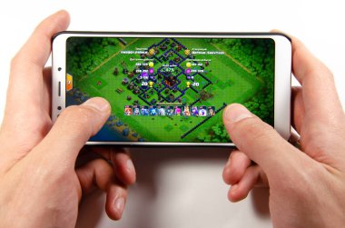 Nisan, 2019. Kramatorsk, Ukrayna. Klan oyun elinde beyaz bir smartphone üzerinde çatışması