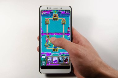 Nisan, 2019. Kramatorsk, Ukrayna. Royale oyun üzerinde beyaz bir akıllı telefon elinde çatışma