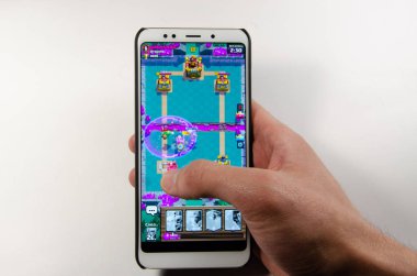 Nisan, 2019. Kramatorsk, Ukrayna. Royale oyun üzerinde beyaz bir akıllı telefon elinde çatışma