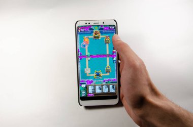 Nisan, 2019. Kramatorsk, Ukrayna. Royale oyun üzerinde beyaz bir akıllı telefon elinde çatışma