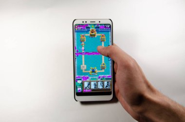 Nisan, 2019. Kramatorsk, Ukrayna. Royale oyun üzerinde beyaz bir akıllı telefon elinde çatışma