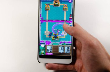 Nisan, 2019. Kramatorsk, Ukrayna. Royale oyun üzerinde beyaz bir akıllı telefon elinde çatışma