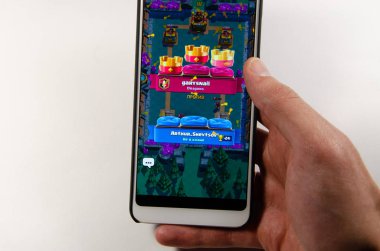 Nisan, 2019. Kramatorsk, Ukrayna. Royale oyun üzerinde beyaz bir akıllı telefon elinde çatışma