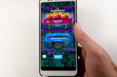 Nisan, 2019. Kramatorsk, Ukrayna. Royale oyun üzerinde beyaz bir akıllı telefon elinde çatışma