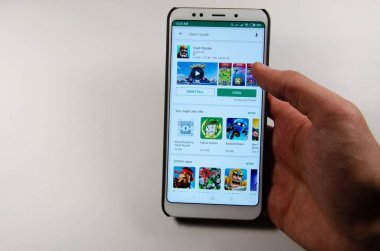 Nisan, 2019. Kramatorsk, Ukrayna. Royale oyun üzerinde beyaz bir akıllı telefon elinde çatışma