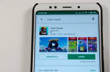 Nisan, 2019. Kramatorsk, Ukrayna. Royale oyun üzerinde beyaz bir akıllı telefon elinde çatışma