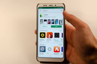 Nisan, 2019. Kramatorsk, Ukrayna. Elinde beyaz bir smartphone cep telefonu ile Snapseed mobil uygulama